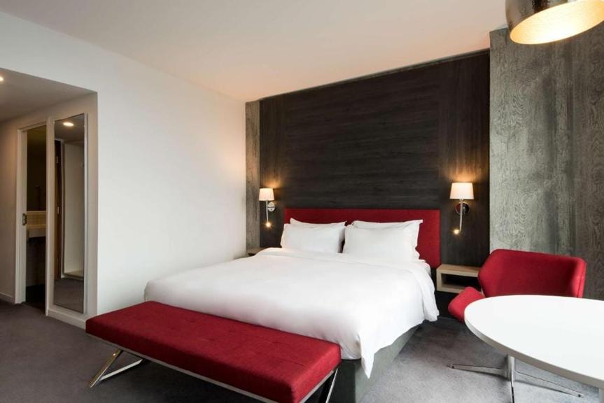 A bedroom at the Radisson Blu Birmingham with its signature red bench